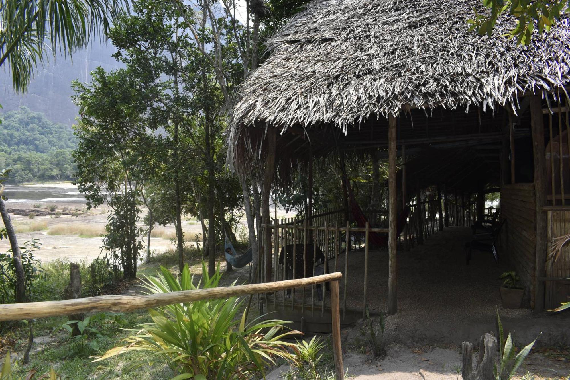 Toninas Hotel Inirida Exterior photo